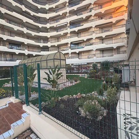 En Front De Apartament *